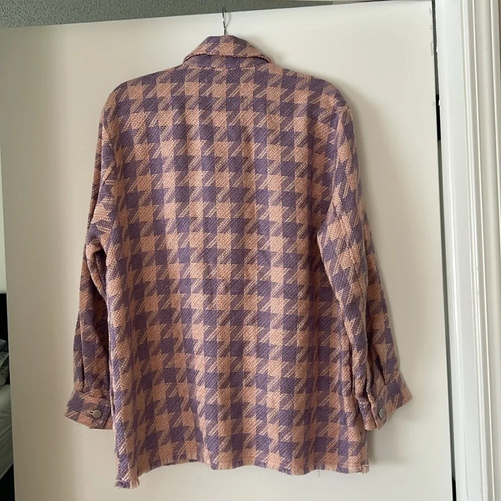Women’s Stradivarius Patterned Button Down Shacket Shirt With Frayed Bottom - Picture 4 of 4
